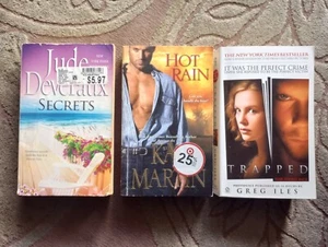 Jude Deveraux, Kat Martin, Greg ILes Paperback Book Lot. Secrets, HOt Rain, - Picture 1 of 1
