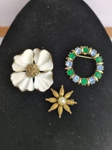 Vintage-Assorted Brooches-Wreath , Star with Pearl, Enamel Flower - Picture 1 of 7