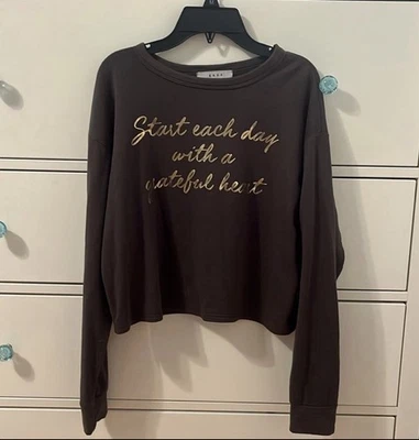 Camisa verde recortada manga larga que dice “comienza cada día con un corazón agradecido” Foto 1 de 3