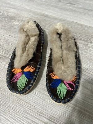 Zapatillas bordadas vintage para mujer piel de oveja genuina hechas a mano en Polonia - Nuevas Foto 1 de 2