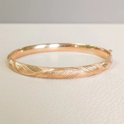 Brazalete con bisagras grabado en oro de 14k Michael Anthony Foto 1 de 4