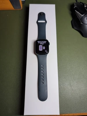 Apple Watch Series 8 41mm Aluminiumgehäuse mit Sportarmband - Mitternacht (GPS) - Bild 1 von 4