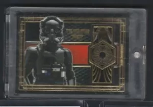 2018 Topps Star Wars The Last Jedi emblema reliquia piloto de combate primer orden - Imagen 1 de 2