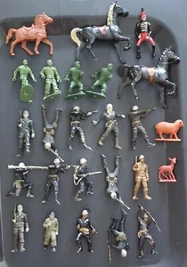 25 Stck. Vintage Sammlerstück Kunststoff Armee Soldat Militär Männer Spielzeug Pferde + 2 Tiere - Bild 1 von 12