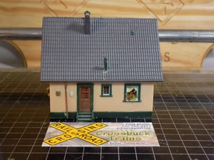 HO European 2-story stucco house 4x4x4 (R91773) - Picture 1 of 11