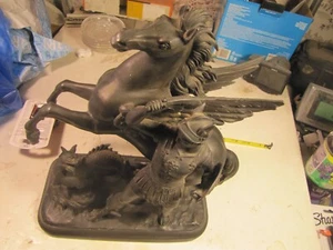 Una scultura vintage in metallo bianco cavo di Pegaso ed Ercole che uccidono un drago - Foto 1 di 12