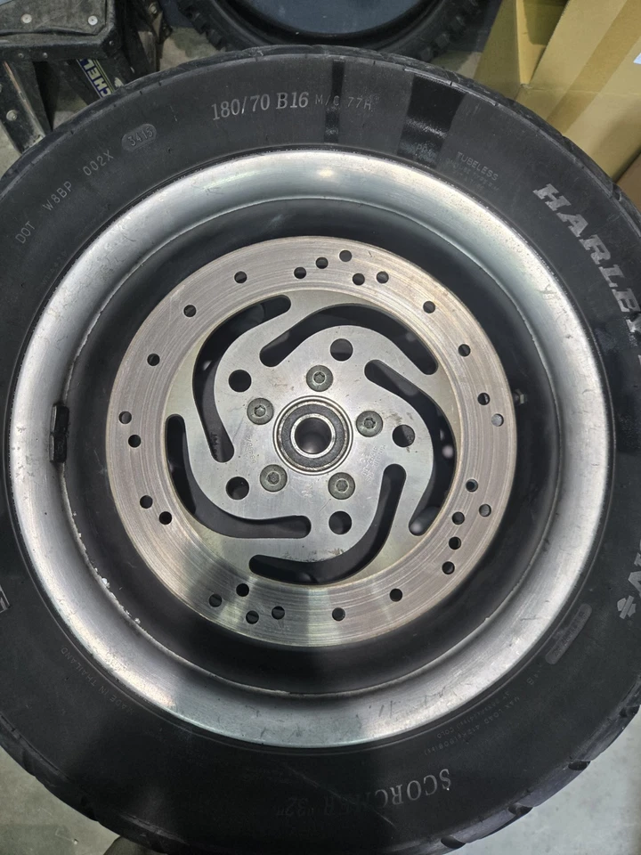 Llanta y neumático trasero Fat Bob Harley Davidson. Negro Foto 1 de 4