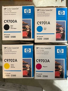 (SET 4) HP NUOVISSIMA STAMPANTE ORIGINALE C9700A C9701A C9702A C9703A HP 1500 2500 - Foto 1 di 1