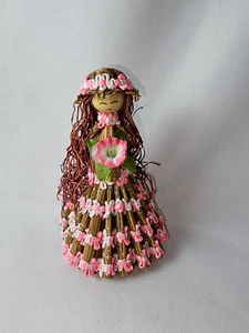Strohpuppe mit rosa-weißer Verzierung - Bild 1 von 5