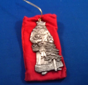 * AVON 1993 FATHER CHRISTMAS PEWTER CHRISTMAS ORNAMENT W/ BOX AND RED FELT POUCH - Picture 1 of 3