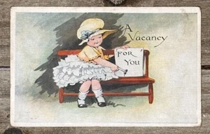 Postal vintage - "Una vacante para ti" con niña en banco - Años 20 - Buen estado - Imagen 1 de 2
