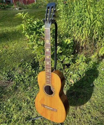 Guitarra acústica de salón vintage con estuche para ataúd Foto 1 de 4