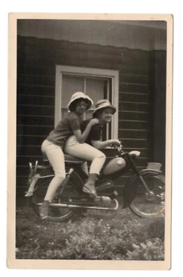 Transporte - 2 mujeres jóvenes en ciclomotor, moto scooter - rppc Foto 1 de 2