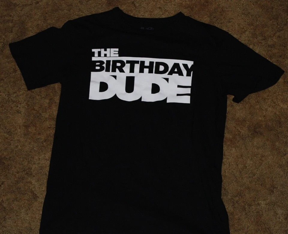 Camiseta Boys The Children's Place preta The Birthday Dude tamanho XXL 16 - Imagem 1 de 1