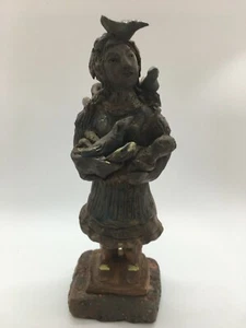 Cate Shelley, kalifornische Künstlerin, Keramikskulptur ~ Mädchen mit Baby und Vögeln - Bild 1 von 9