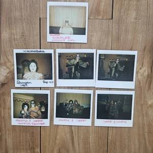 Vintage 1970er Polaroid Foto Set Männer & Frauen im Kuss Rock & Roll Band Make-up - Bild 1 von 8