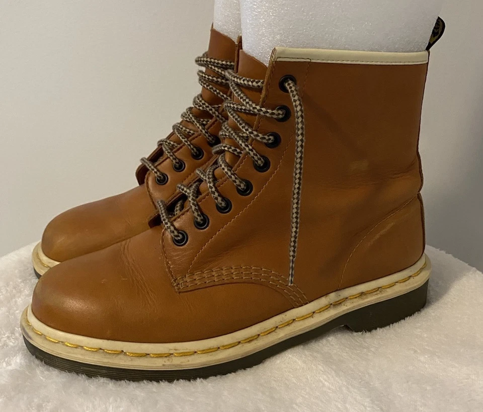 Dr Martens 1460 Analine Oak Brown 8 Eye Lace Up Boots Size 8M  AW004 Tan Camel - Image 1 of 4