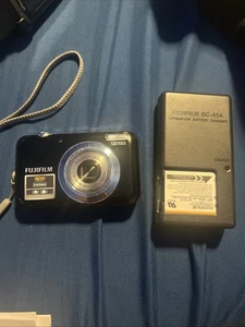 FUJIFILM JV100 KAMERA EINIGE KRATZER AUF DEM BILDSCHIRM, FUNKTIONIERT ABER SUPER, KOMMT MIT CHRGR - Bild 1 von 6