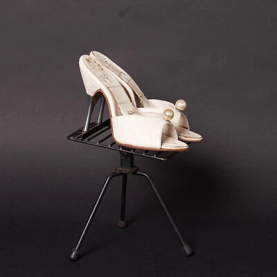 Zapatos de tacón Spring-o-lators de metal blanco perlado de la década de 1950 Foto 1 de 4