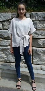 Top de lino Saga beige o blanco con giro. Compara @ $76 - Imagen 1 de 7