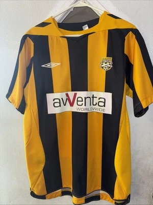 Camiseta de fútbol Umbro Charleston batería talla pequeña amarilla negra Foto 1 de 4