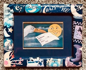 ANTIKE POSTKARTE GEBURTSANZEIGE MANN IM MOND GERAHMT in CUSTOM DECOUPAGE - Bild 1 von 1