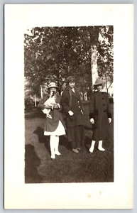 RPPC ~ drei junge Damen ~ eine hält Jack Russell Terrier ~ hohe Birken um 1910 - Bild 1 von 2