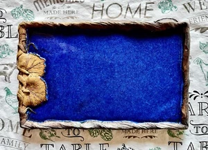 Handgefertigte signierte Keramik Hors d’oeuvres/Lunchteller 9 5/8” x 6 1/4” blau mit Blättern - Bild 1 von 5