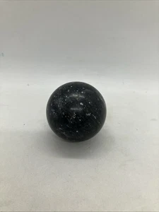 Kugelkugel aus poliertem schwarz/grauem Marmorstein 2 Zoll - Bild 1 von 6