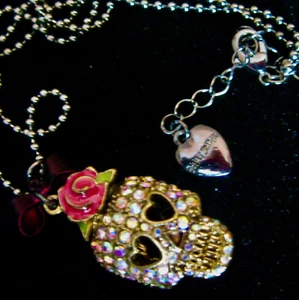 "BETSEY JOHNSON FIRMATO/TESCHIO CON COLLANA ROSA CON FIBBIA ARAGOSTA" FINITURA DORATA! - Foto 1 di 7