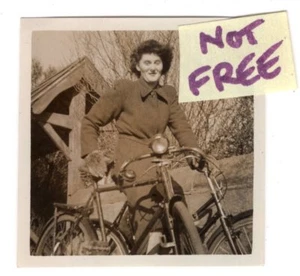 MUJER con 2 BICICLETAS ¿Fotografía instantánea original vintage británica? Reino Unido? - Imagen 1 de 1