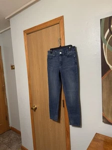 Pantalones de mezclilla de tiro medio lavado medio White House Black Market "The Skinny Ankle" talla 8P - Imagen 1 de 6