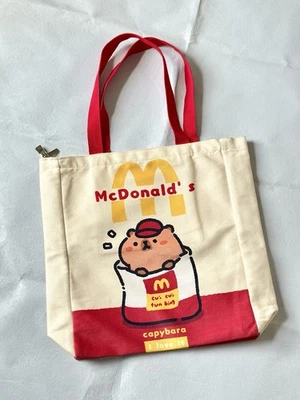 Lindo Bolso de Mano de Tela de Terciopelo Capibara Tema McDonald's Foto 1 de 4