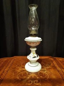 Antico lume lampada a petrolio completa di vetro opaline hl tot.cm4 9Autentica - Foto 1 di 3