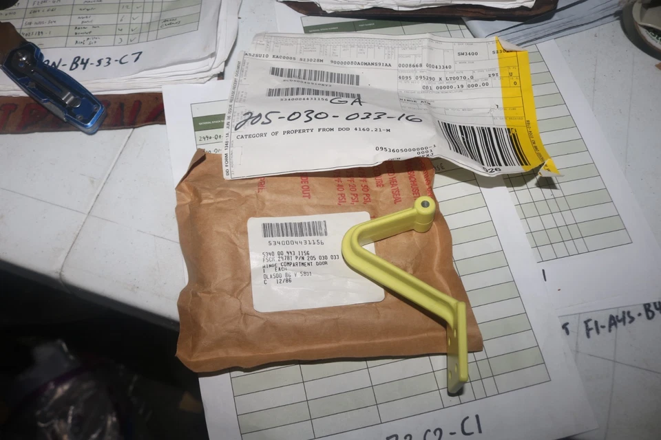 NOS Bell 205 412 UH-1 直升机门铰链 PN 205-030-033-16 5340-00-443-1156 — 第 1/3 张图片