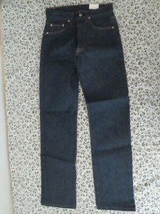 Jean vintage années 80 Levi's 501 taille 28x33 fabriqué aux États-Unis stock mort neuf avec étiquettes