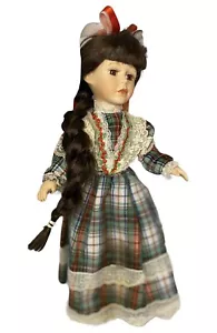 Bambola porcellana bisque da collezione 16" bambola vittoriana tartan vestito a quadri e supporto - Foto 1 di 9