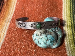VTG Fred Harvey Era Native Silver Green Turquoise Stamped Arrow Cuff Bracelet - Picture 1 of 3