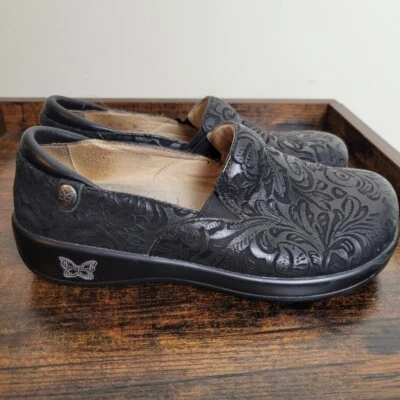 女士 Alegria Keli 专业 – 黑色浮雕佩斯利木屐 36/6 — 第 1/4 张图片