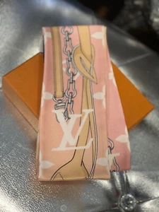 $600 BUFANDA DE SEDA LOUIS VUITTON BANDAU NUEVA AGOTADA - Imagen 1 de 6