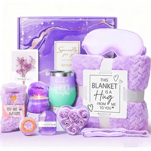 Cesta de regalo de cuidado personal de 10 piezas de niebla lavanda con acogedora manta, vaso... - Imagen 1 de 9