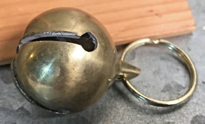 Vintage schwerer antiker Messingschlitten Jingle Bell mit Blütenblatt Schlüsselanhänger oder Ersatz - Bild 1 von 5