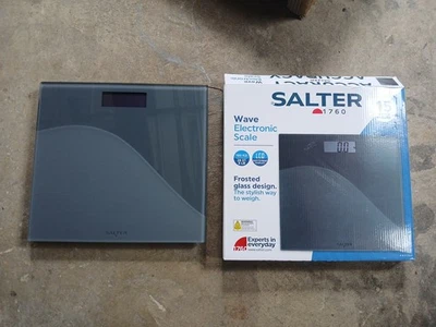 Báscula de baño digital Salter Wave - 180 kg/28 3 lb, pantalla LCD, paso a paso, gris  Foto 1 de 4