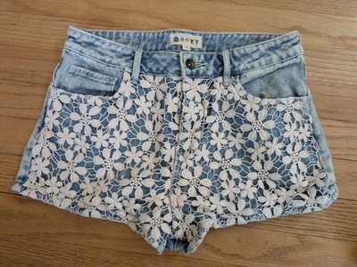 Roxy Juniors Size 7 Blue Acid Wash Cotton Floral Lace Denim Jean Shorts - Image 1 of 4