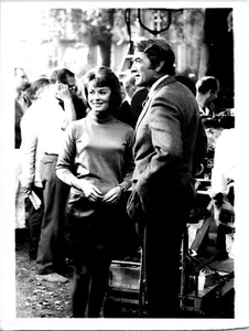 1968 Pressefoto Gregory Peck Anne Heywood Russell Square London 6,5x8,75 - Bild 1 von 2