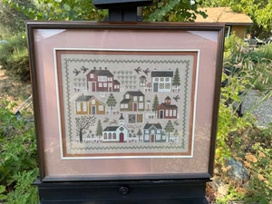 Prairie Schooler Village fertiger Kreuzstich gerahmt 20,5 ”x 18” - Bild 1 von 7