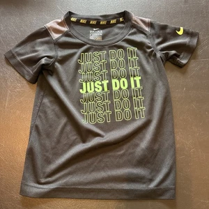 Nike Dri-Fit Boys Kids Gray Graphic Logo Short Sleeve T-Shirt Top Size 4t - Picture 1 of 6