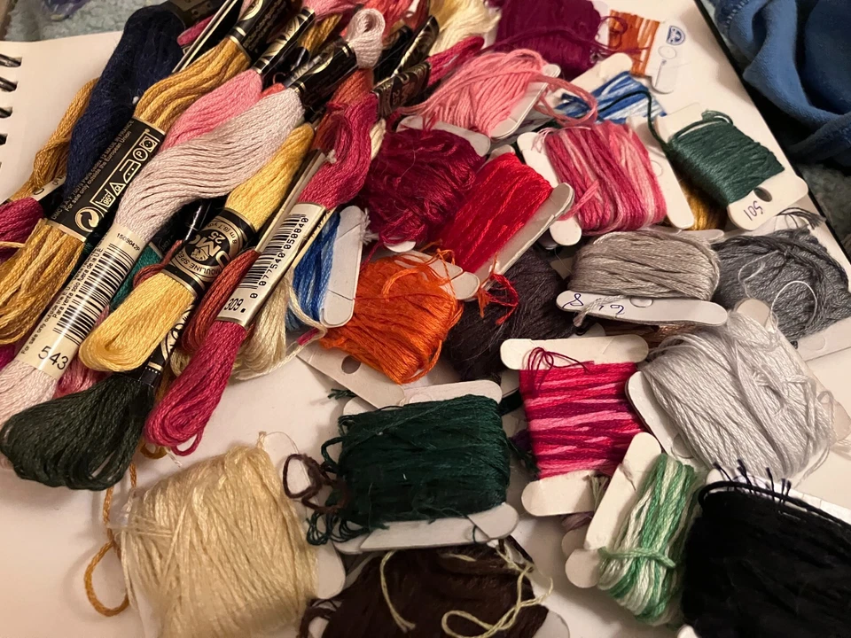 VINTAGE ESTATE LOT OF DMC EMBROIDERY THREAD - Image 1 of 4