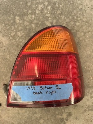 *Luz trasera derecha del pasajero Saturn SL 1998 OEM USADA **B11** Foto 1 de 2