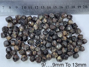 750 Carats Almandine Garnet Crystals. - Bild 1 von 6